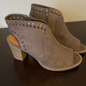 Women’s ankle booties